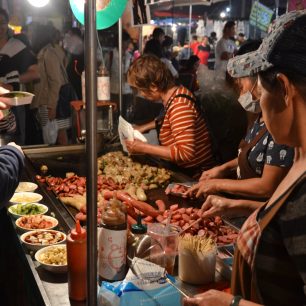 Oblíbené je u Taiwanců nejrůznější maso s čerstvou zeleninou, Tainan, Taiwan.