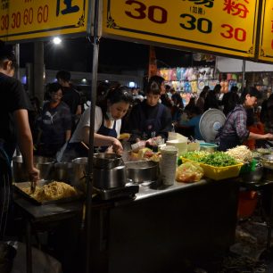 Pokud nechcete příliš experimentovat, nudle se zeleninou a masem jsou celkem jistota dobré večeře, Tainan, Taiwan.