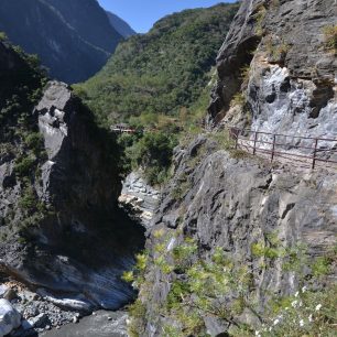 Stará hehuanská horská stezka vedla na útesech nad řekou, Taroko, Taiwan.