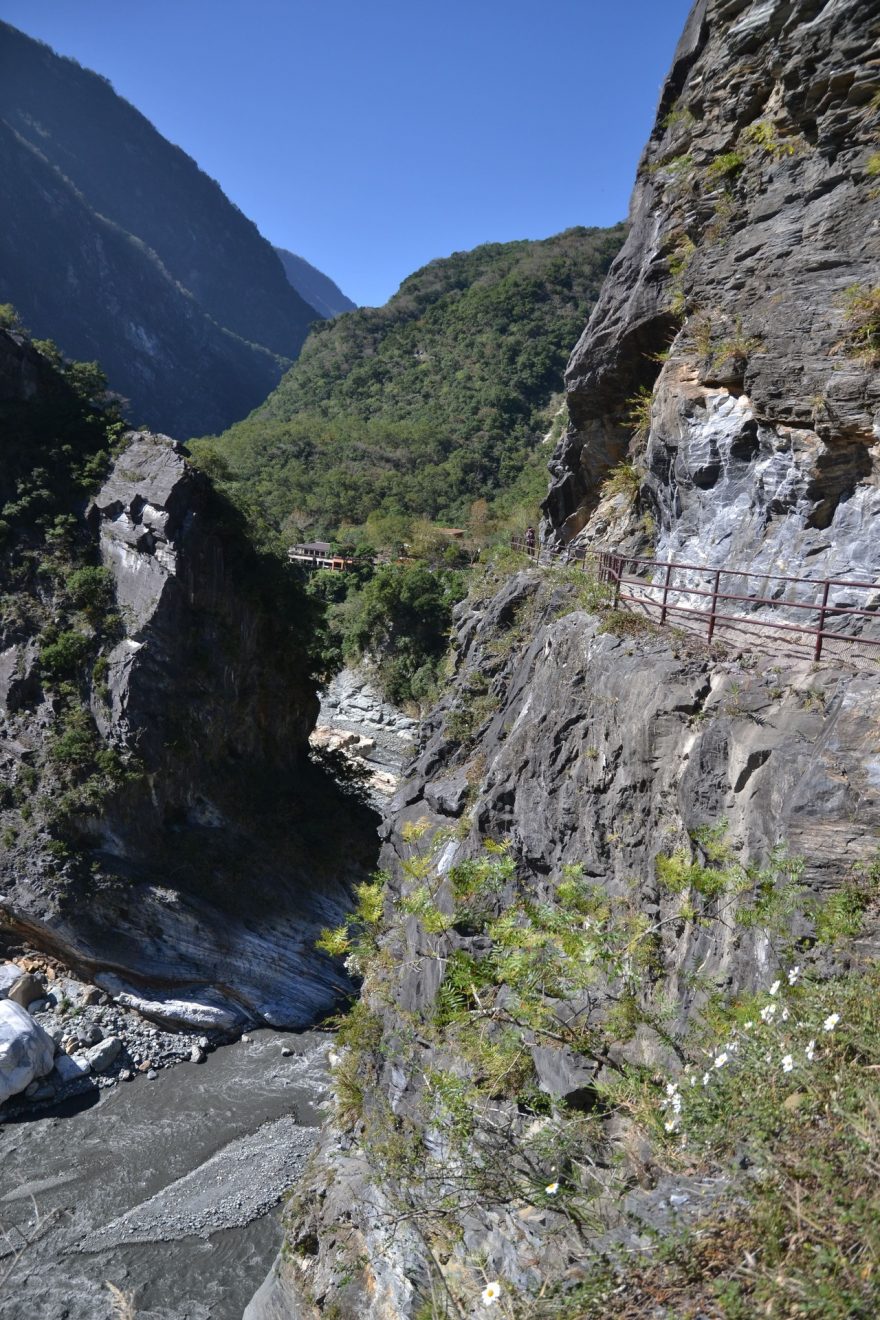 Stará hehuanská horská stezka vedla na útesech nad řekou, Taroko, Taiwan.