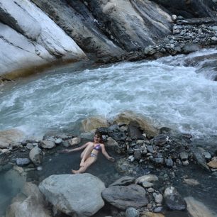 Voda z termálních pramenů se míchá se studenou vodou z řeky a vytváří příjemně teplá jezírka, Taroko, Taiwan.