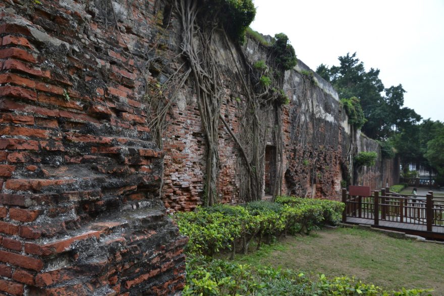 Zdi původní holandské pevnosti Fort Zeelandia dnes porůstají kořeny banyánů, Tainan, Taiwan.