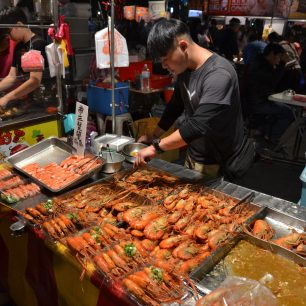 Tainan leží u moře, takže o čerstvou nabídku mořských plodů tu není nouze, Taiwan.