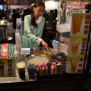 Vynálezem Taiwanců je bubble tea, podávají ho tu na sto způsobů, Tainan, Taiwan.