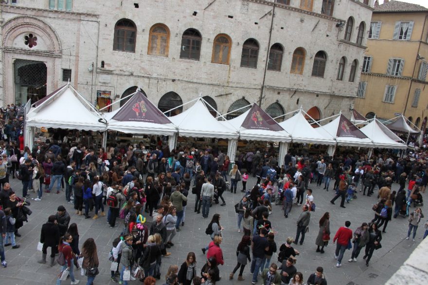 Stánky festivalu zaplní město, Perugia, Itálie