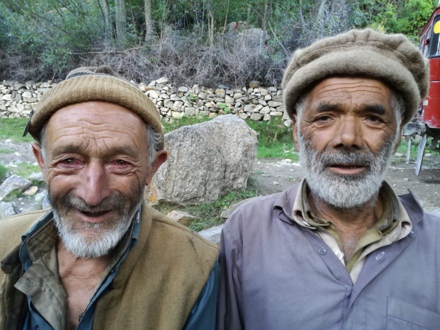 Domorodci vesnice Doko v údolí řeky Basna, Pakistán