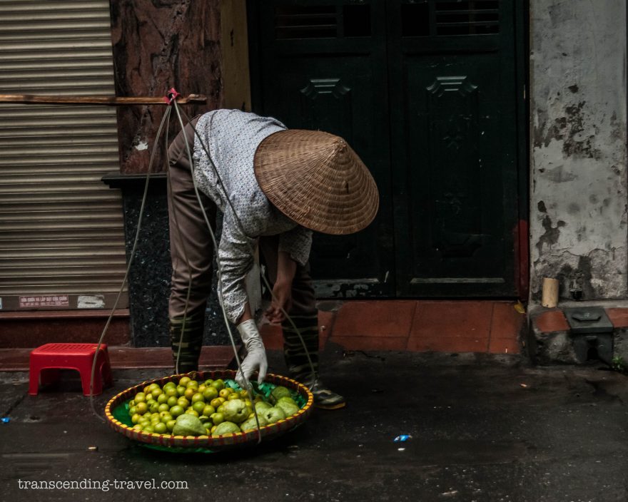 U hawkera můžete koupit čerstvé ovoce, Ha Noi, Vietnam