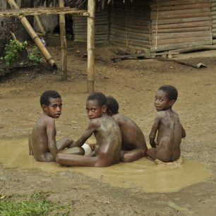 Děti mají radost z maličkostí - třeba z koupání v louži, Papua Nová Guinea