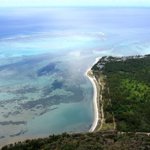 4 km dlouhá písčitá pláž pod skálou Le Morne Brabant, Mauricius