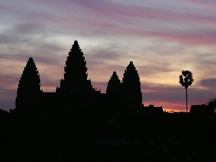 Angkor wat při západu slunce, Kambodža