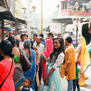 Indky nosí pestrobarevná sárí, Indie