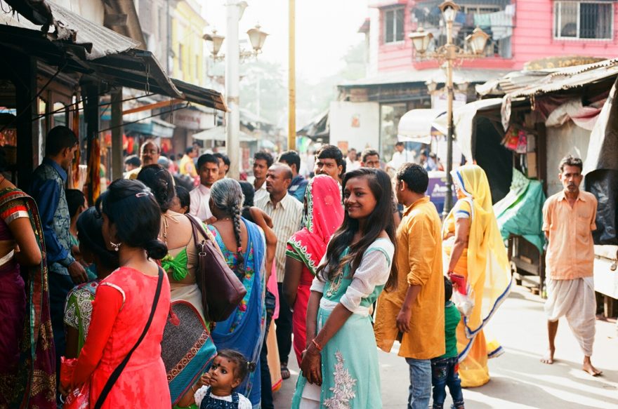 Indky nosí pestrobarevná sárí, Indie