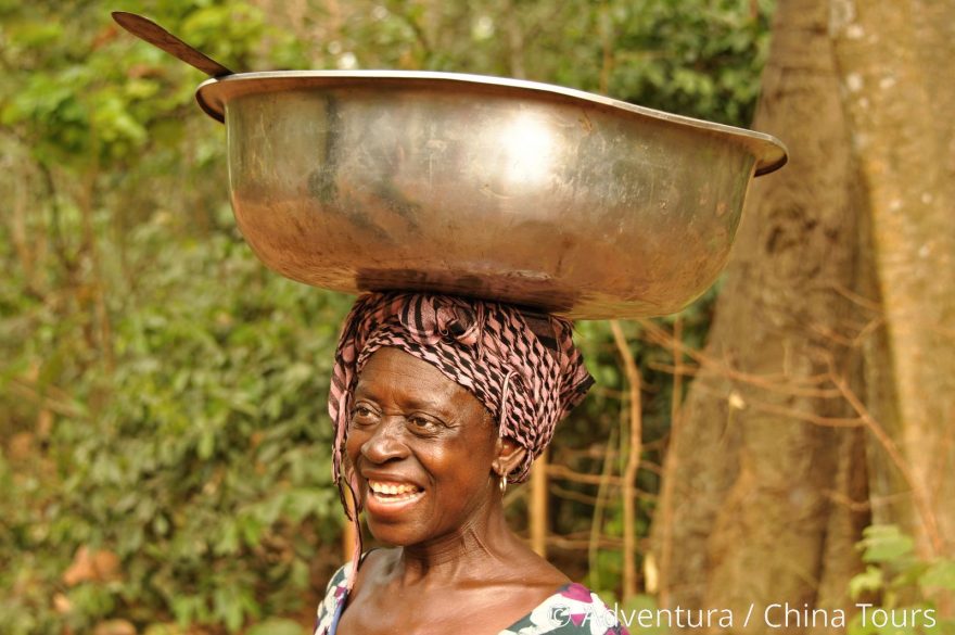 Tradiční způsob nošení nákladu, Ghana, foto: Sheila Singhová