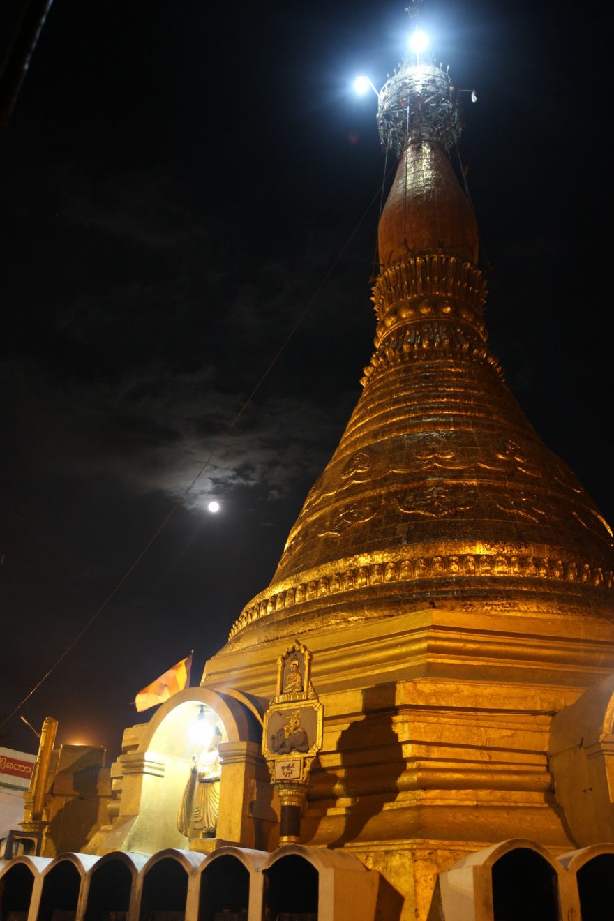 Večer v klášteře u Hpa-An, Myanmar