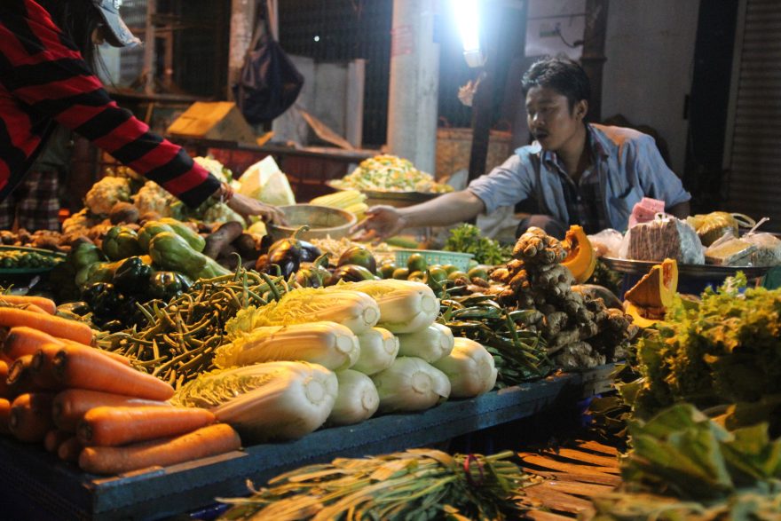 Večer na ulici v Yangoonu, Myanmar