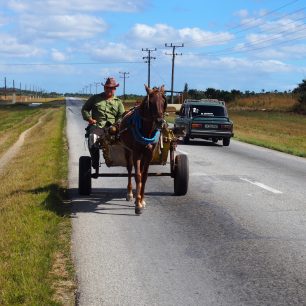 Koňský povoz a žigulík - dva typické dopravní prostředky Kuby, Kuba