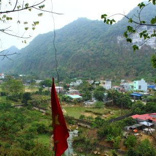 Výhled z jeskynní nemocnice, Cat Ba, Vietnam