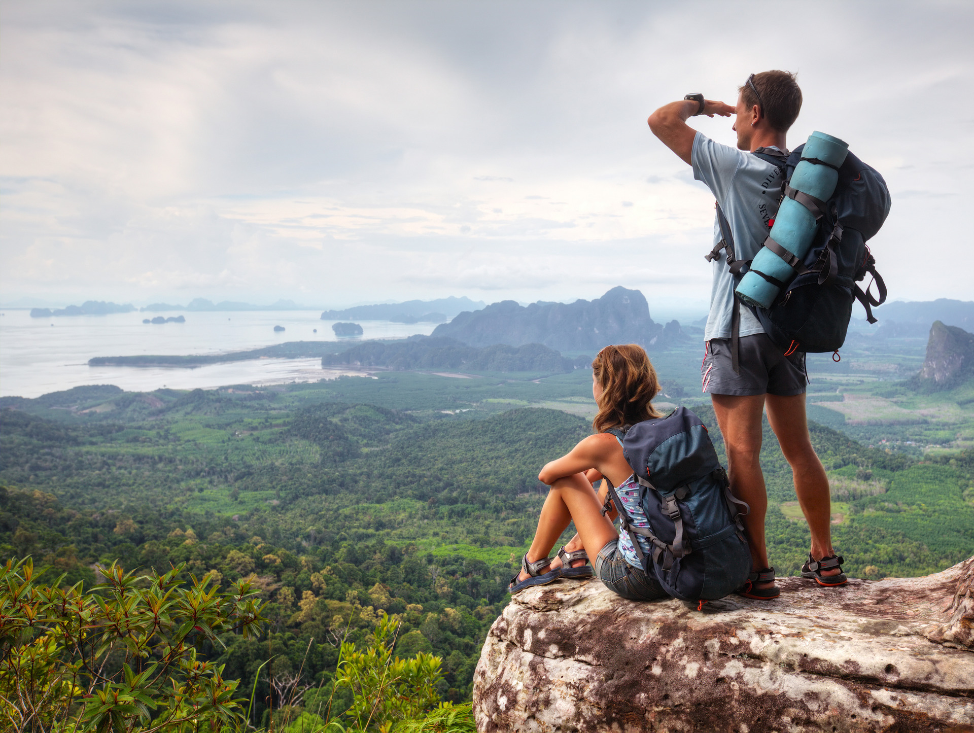 Adventurous life. Туристы на природе. Рюкзак путешественника. Турист с рюкзаком в горах. Фотосессия в горах.