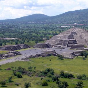 Pohled na Teotihuacán