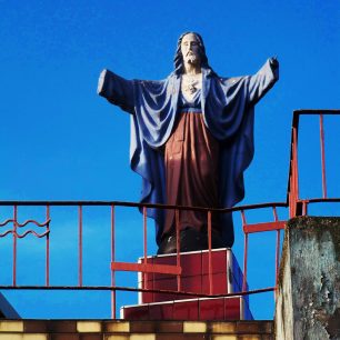 Socha Krista bez rukou na střeše rodinného domu ve čtvrti Manriqeu