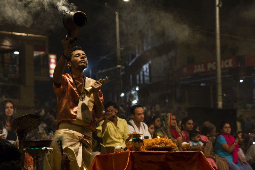 Obřad bohyni lomeno řece Ganze ve Varanasi, Indie