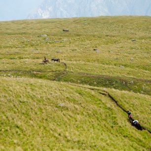 Místní zásobují base campy pro výstup na Kazbek, Gruzie