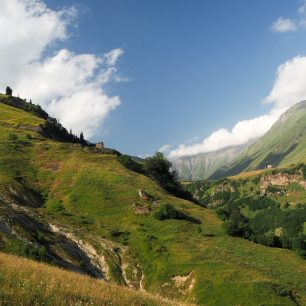 Obranné věže na svahu do údolí Khada Gorge, Gruzie