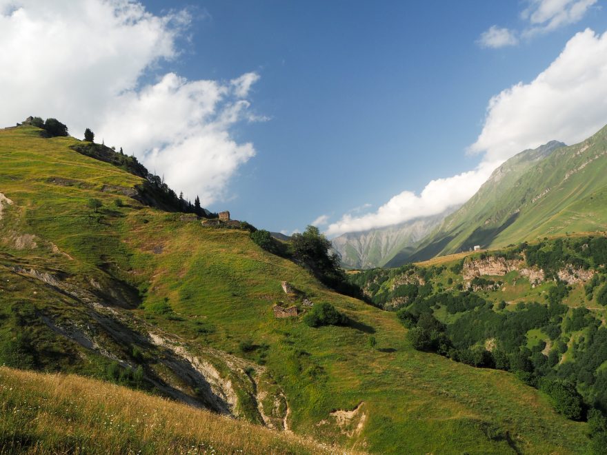 Obranné věže na svahu do údolí Khada Gorge, Gruzie