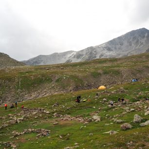 První base camp pro výstup na Kazbek, Gruzie