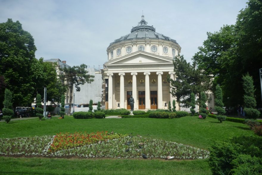 Koncertní dům Ateneul Român stojí na významném bulváru Calea Victoriei, Bukurešť, Rumunsko