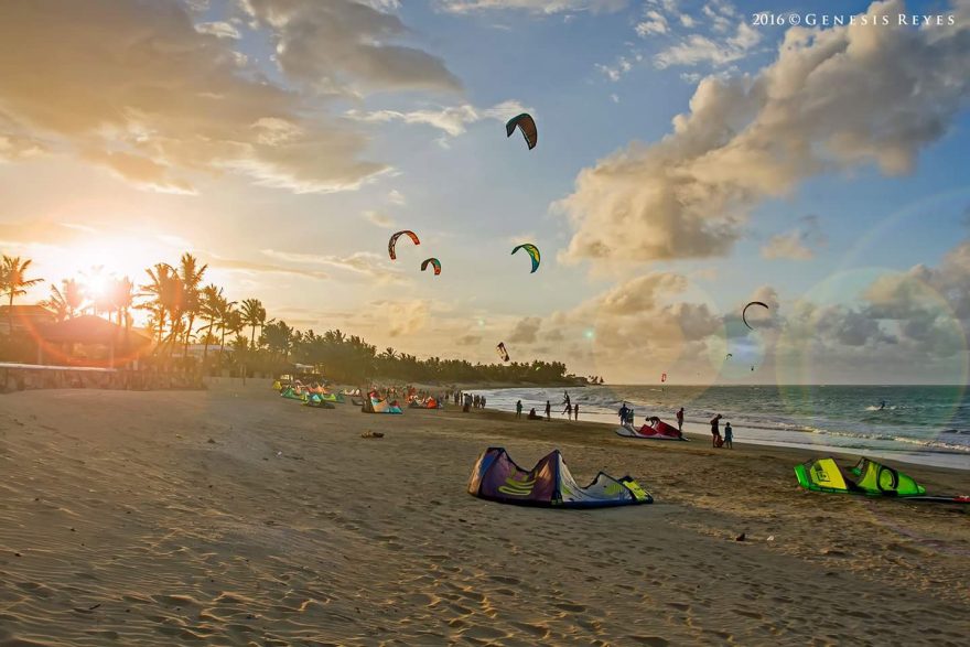 Kite Beach je vyhledávaná pláž sportovnívh nadšenců v Cabarete, Dominikánská republika