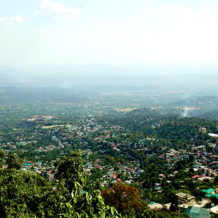 Lingkor - výhled na tradičně zamlženou Dharamshalu, Dharamshala, Indie