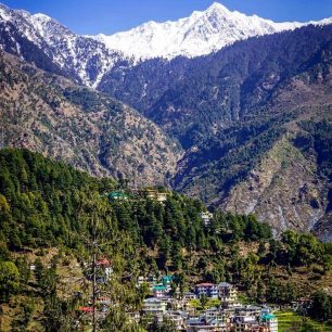 Výhled z Mcleod Ganj na Baghsu, Dharamshala, Indie