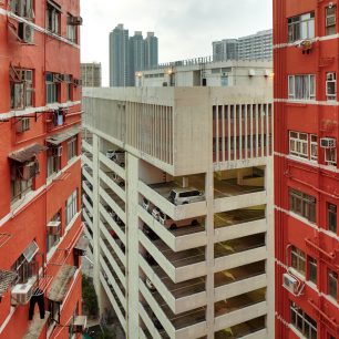 Výhled z pavlače domu Hung Fai ve čvrti Yau Ma Tei. Barevné věžáky jsou v      Hongkongu velmi častým jevem. Hongkong