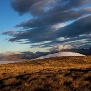 Louky pod Mt. Arthurem zalité vycházejícím sluncem, Nový Zéland