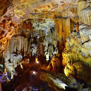 Pohádková jeskyně Tien Son v oblasti Phong Nha, Vietnam