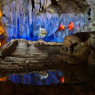 Jedna z barevných variací osvětlení Surprise Cave v zátoce Ha Long, Vietnam