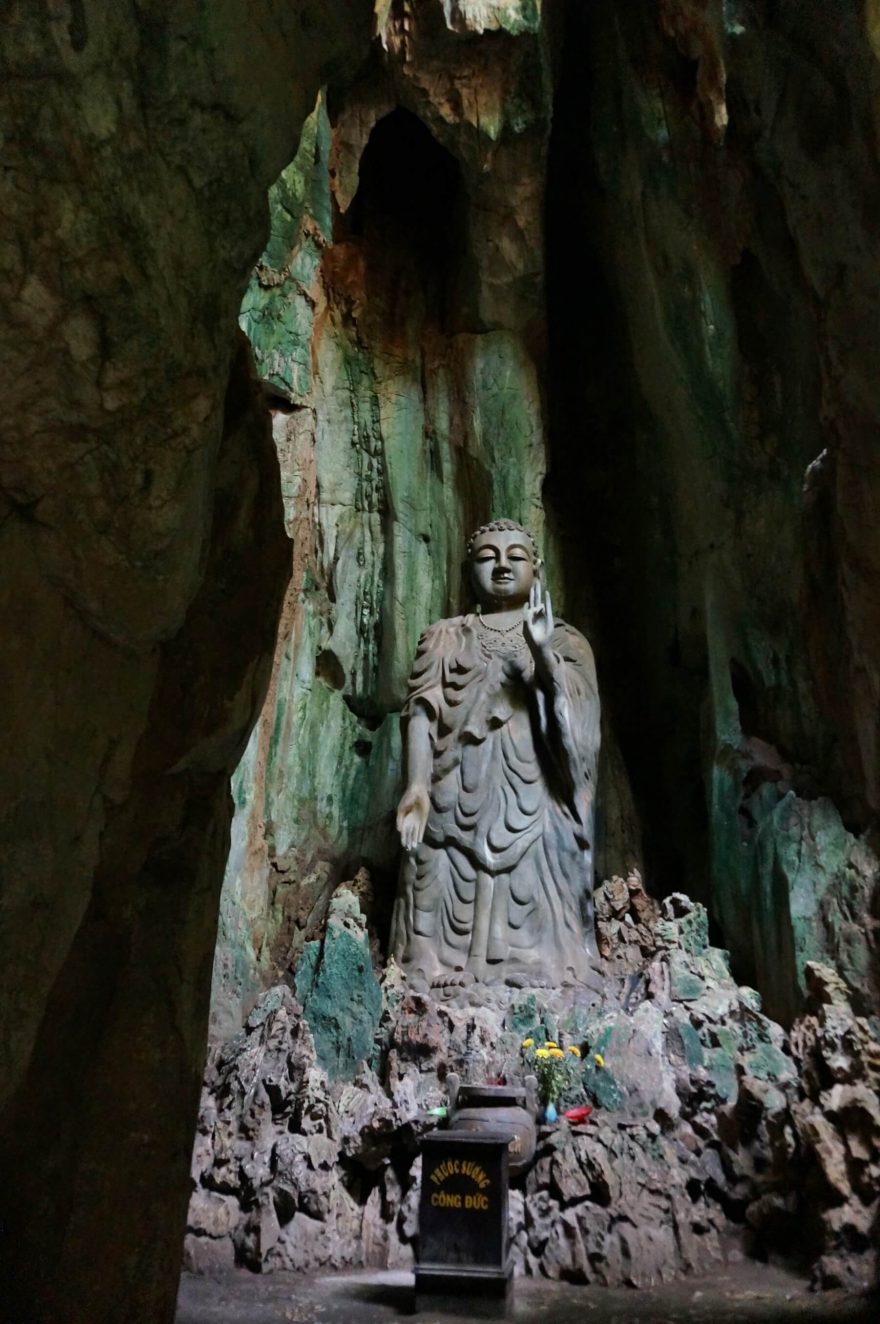 Socha Lady Buddhy v jeskyni Hoa Nghien Mramorových horách, Vietnam