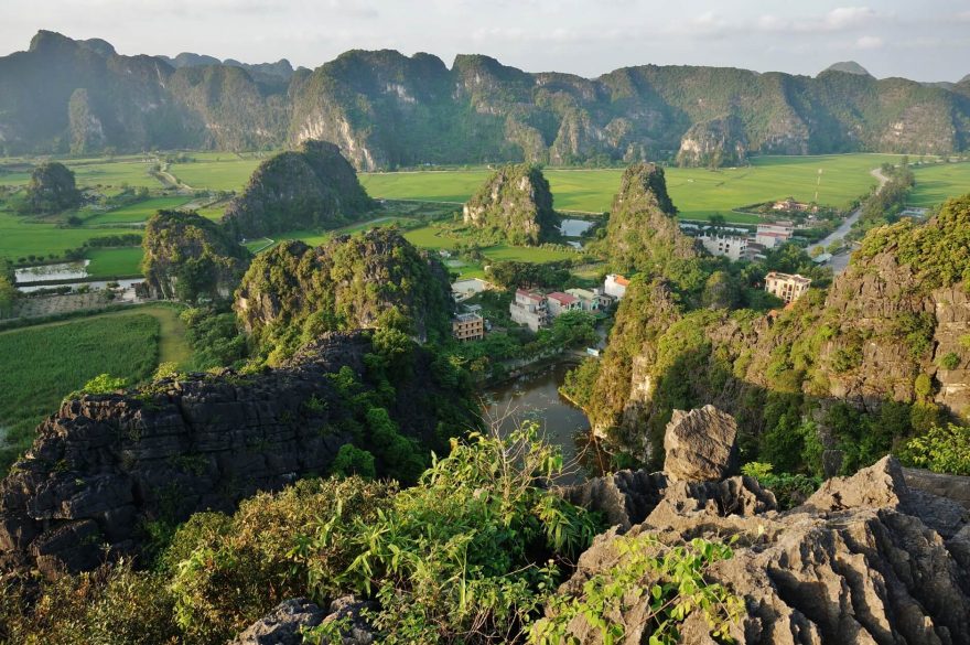 Pohled shora na vápencové homole vyrůstající z rýžových políček v oblasti Tam Coc, Vietnam