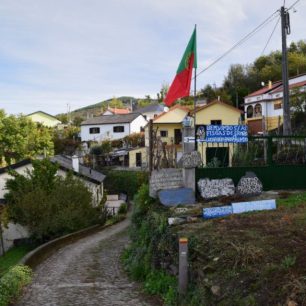 Rozcestí v Ermelo s uvítacími nápisy, Portugalsko