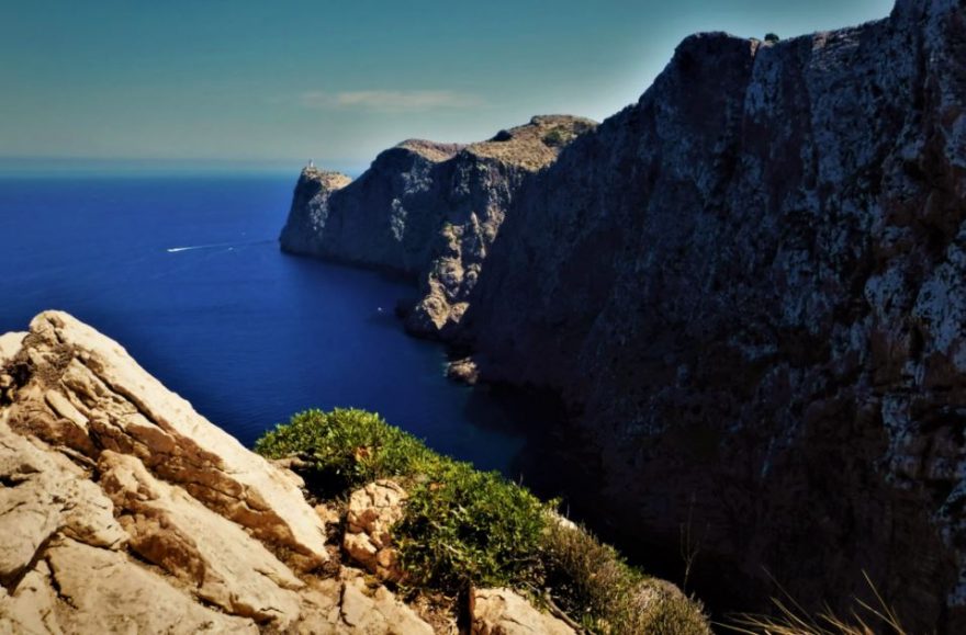 Pohled na Cap de Formentor z vyhlídky Punta d'En Tomás, Mallorca, Španělsko