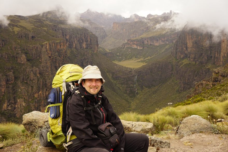 Petr nad vodopádem v kaňonu při výstupu na Mt. Kenya, Keňa