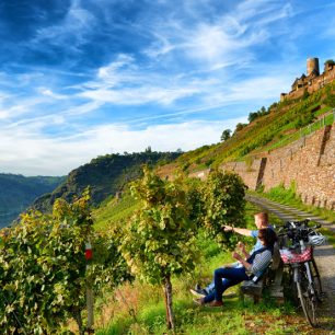 Mayen-Koblenz: Burg Thurant in Akenau an der Mosel; Radfahrer machen Rast in den Weinbergen, Mosellandtouristik GmbH/Christopher Arnoldi