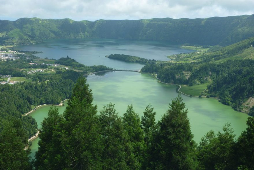 Pohled ze střechy zbořeného hotelu na Sete Cidades, Azorské ostrovy