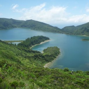 Přibližně ve středu ostrova se nachází Lagoa di Figo alias Ohňové jezero, na jehož hladině plavou ryby i kameny, Azorské ostrovy