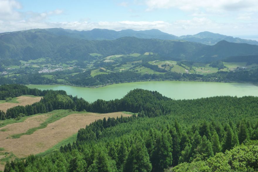 Třetím největším jezerem s řadou dýmajících kalder je Lagoa das Furnas, Azorské ostrovy