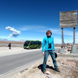 Mirador Los Andes v Peru  a aktivní sopka v pozadí