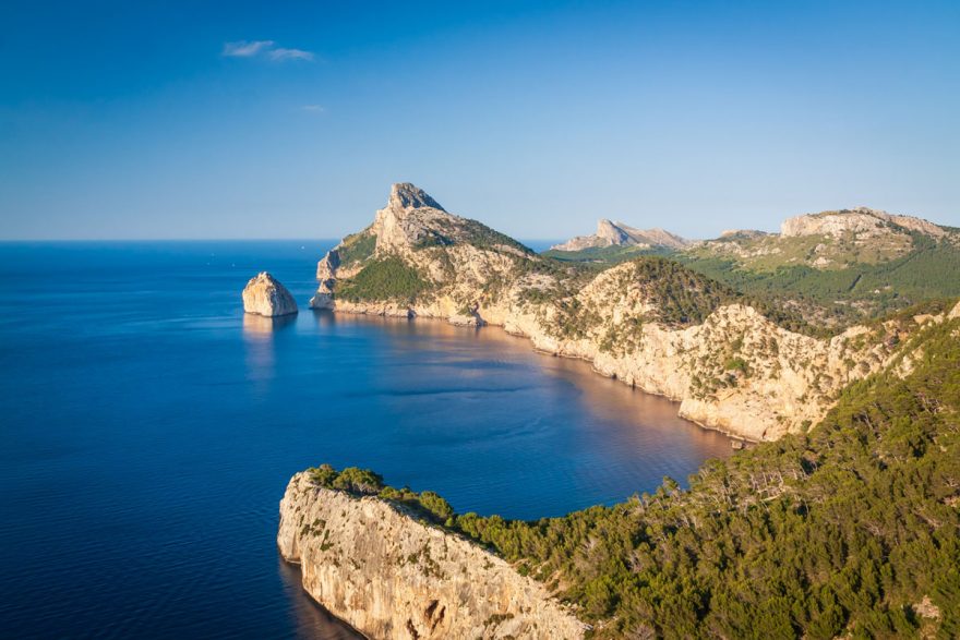 Cap de Formentor ostře vybíhá do moře, Mallorca