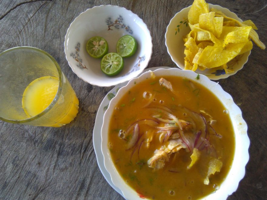 Polévka encebollado, chifles z plantejnu, citrón a limonáda