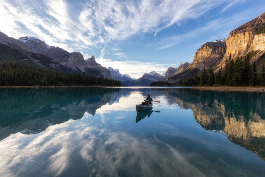 Jen vy a krásná příroda okolo vás (Maligne Lake), Alberta, Kanada